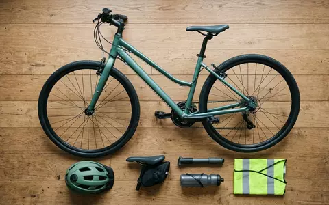 Flatlay-Arrangement rund um Trekkingrad zum Thema Zündapp Blue 7.0 Damen, weiches Oberlicht - Foto: THN