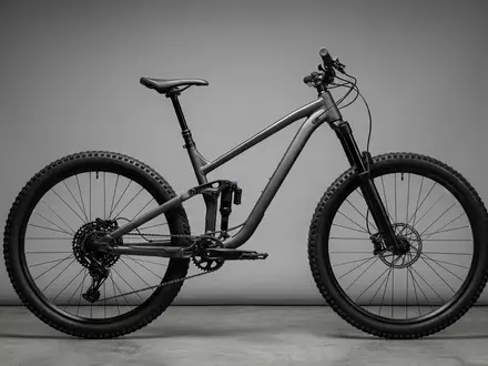 Fotorealistische Studioaufnahme von Mountainbike zum Thema Cannondale Trail 8 Mountainbike, klare Lichtfuehrung - Foto: THN