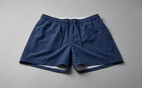 Fotorealistische Studioaufnahme von Badehose zum Thema Calvin Klein Herren Badehose, klare Lichtfuehrung - Foto: THN