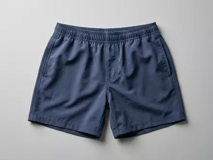 Fotorealistische Studioaufnahme von Badeshorts zum Thema Calvin Klein Herren Badeshorts, klare Lichtfuehrung - Foto: THN
