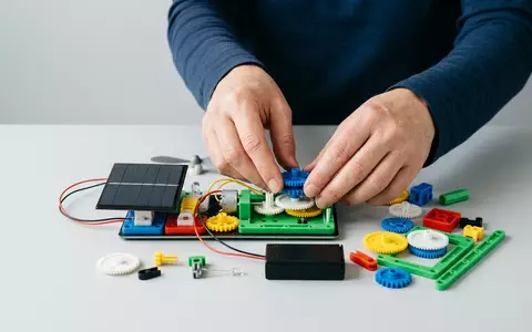 Fotorealistische Studioaufnahme von Solarbausatz zum Thema Clementoni Science Museum Solarenergie-Labor, klare Lichtfuehrung - Foto: THN