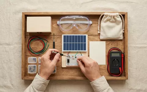 Flatlay-Arrangement rund um Solarbausatz zum Thema Clementoni Science Museum Solarenergie-Labor, weiches Oberlicht - Foto: THN