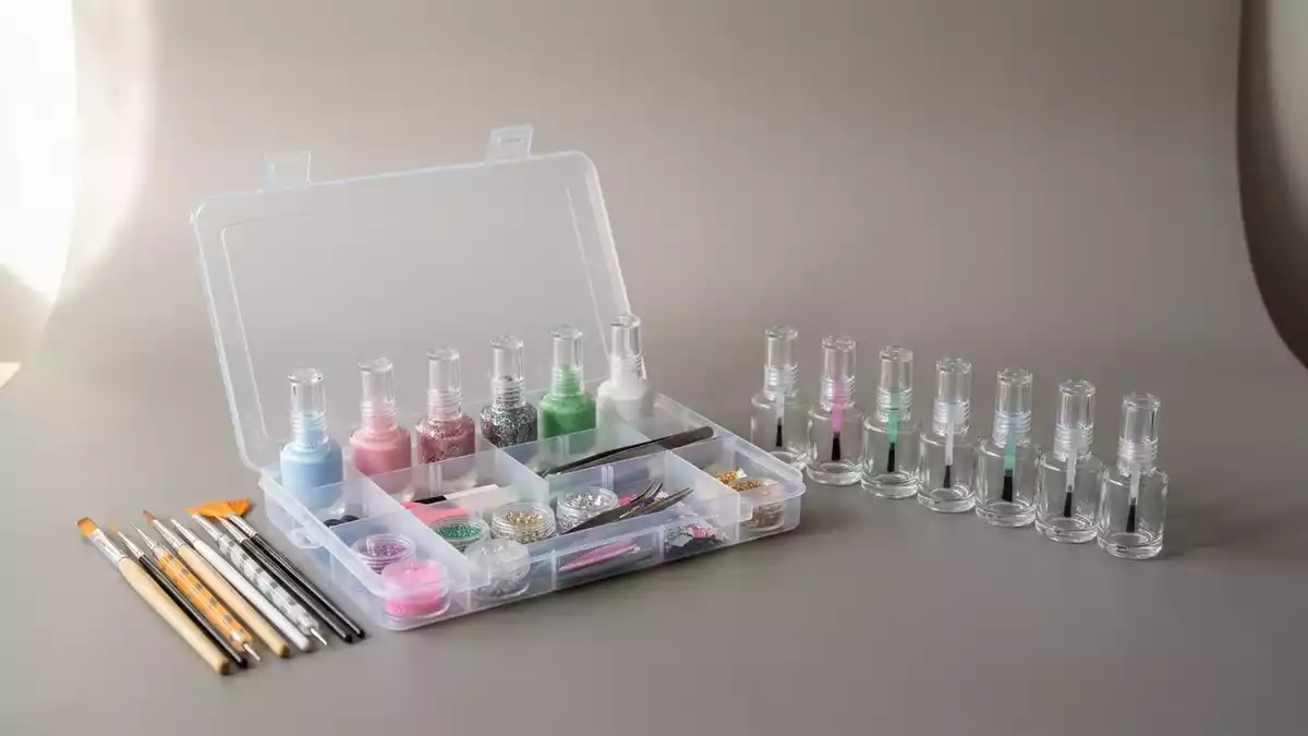 Fotorealistische Studioansicht von Manikuere Set in neutraler Produktdarstellung