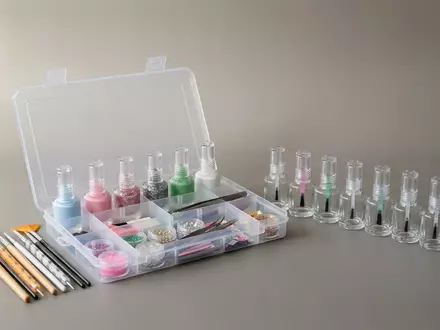 Fotorealistische Studioaufnahme von Manikuere Set zum Thema Clementoni Crazy Chic Nail, klare Lichtfuehrung - Foto: THN