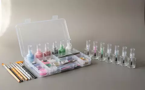 Fotorealistische Studioaufnahme von Manikuere Set zum Thema Clementoni Crazy Chic Nail, klare Lichtfuehrung - Foto: THN
