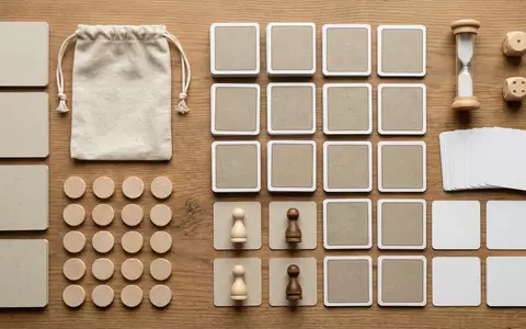 Flatlay-Arrangement rund um Kartenspiel zum Thema Codenames, weiches Oberlicht, sachlich dargestellt, markenneutral - Foto: THN