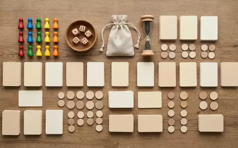 Flatlay-Arrangement rund um Kartenspiel zum Thema Exploding Kittens, weiches Oberlicht, sachlich dargestellt - Foto: THN