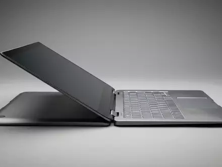 Fotorealistische Studioaufnahme von Convertible Laptop zum Thema Samsung Galaxy Book5 Pro, klare Lichtfuehrung - Foto: THN