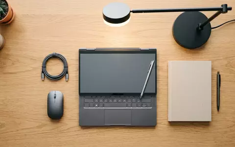 Flatlay-Arrangement rund um Convertible Laptop zum Thema Samsung Galaxy Book5 Pro, weiches Oberlicht - Foto: THN