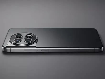 Fotorealistische Studioaufnahme von Smartphone zum Thema Samsung Galaxy S25 Ultra, klare Lichtfuehrung - Foto: THN