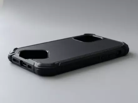 Fotorealistische Studioaufnahme von Handyhuelle zum Thema Casetify Ultra Impact Case, klare Lichtfuehrung - Foto: THN