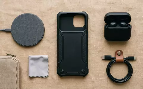 Flatlay-Arrangement rund um Handyhuelle zum Thema Casetify Ultra Impact Case, weiches Oberlicht - Foto: THN