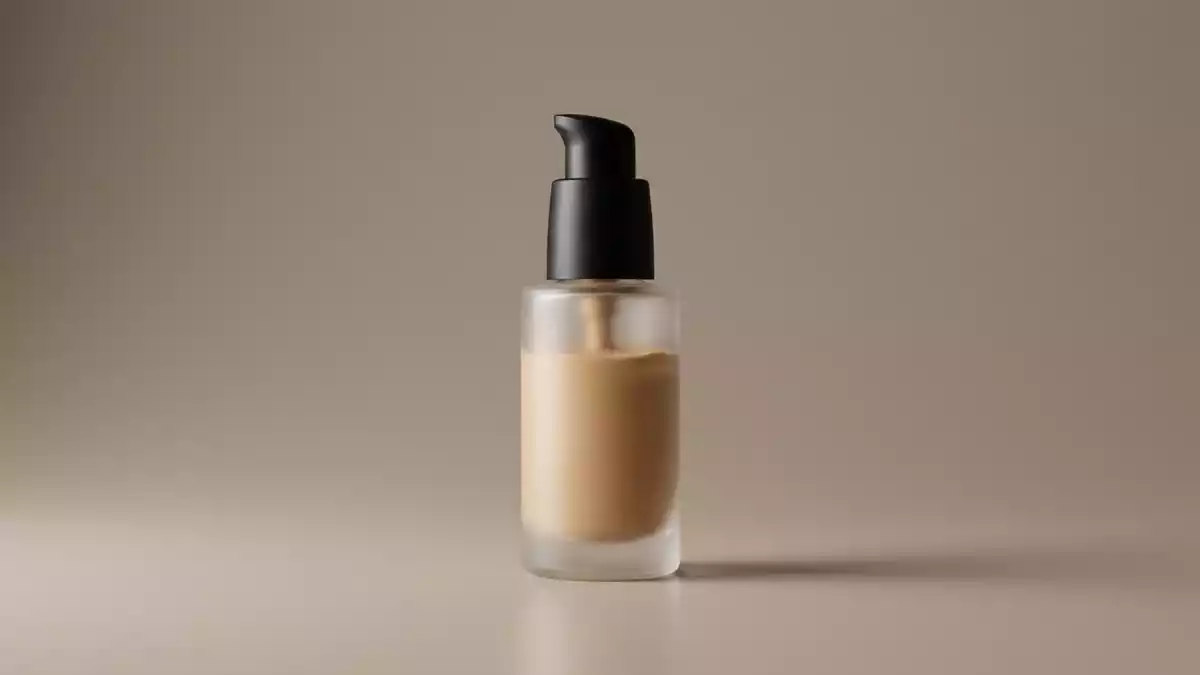 Fotorealistische Studioansicht von Fluessigfoundation in neutraler Produktdarstellung