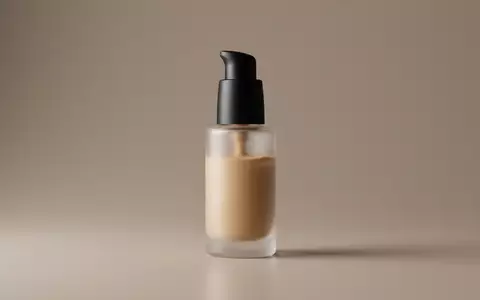 Fotorealistische Studioaufnahme von Fluessigfoundation zum Thema Catrice HD Liquid Coverage, klare Lichtfuehrung - Foto: THN