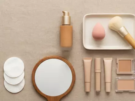 Flatlay-Arrangement rund um Fluessigfoundation zum Thema Catrice HD Liquid Coverage, weiches Oberlicht - Foto: THN