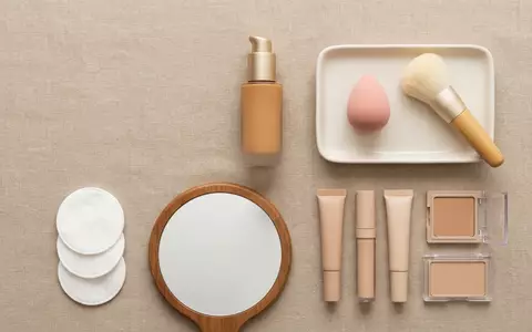 Flatlay-Arrangement rund um Fluessigfoundation zum Thema Catrice HD Liquid Coverage, weiches Oberlicht - Foto: THN