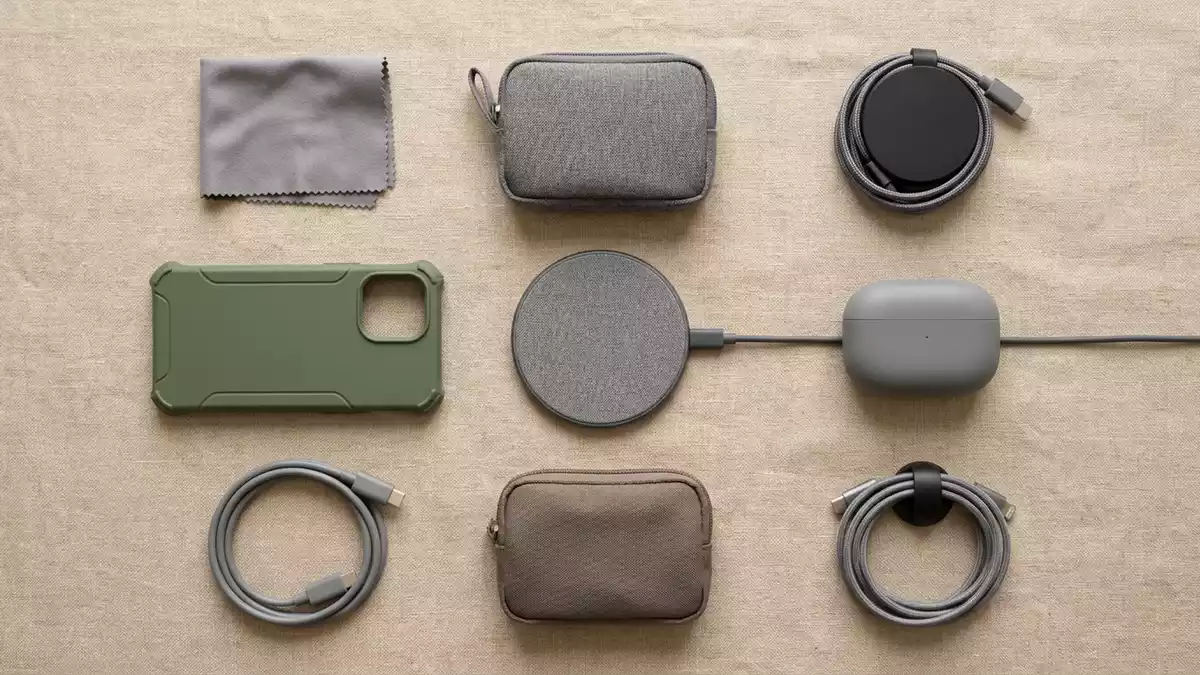 Flatlay-Arrangement rund um Handyhuelle mit passenden Requisiten von oben, neutral