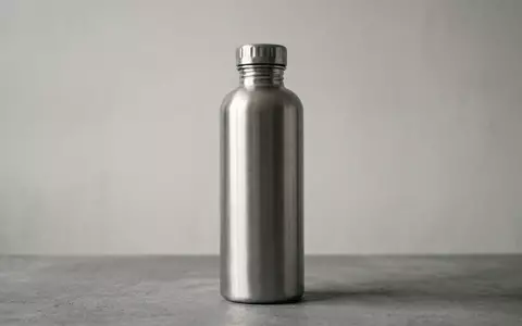 Fotorealistische Studioaufnahme von Trinkflasche zum Thema Klean Kanteen Classic 27oz, klare Lichtfuehrung - Foto: THN