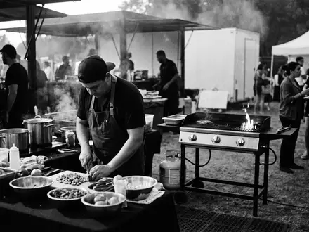 Schwarzweiss-Reportage mit Gasgrill zum Thema Weber Spirit E-315 GBS, hoher Kontrast, sachlich dargestellt - Foto: THN