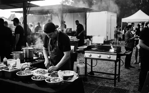 Schwarzweiss-Reportage mit Gasgrill zum Thema Weber Spirit E-315 GBS, hoher Kontrast, sachlich dargestellt - Foto: THN