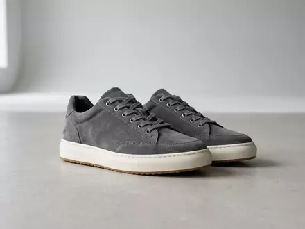 Fotorealistische Studioaufnahme von Sneaker zum Thema New Balance 574 Sneaker, klare Lichtfuehrung - Foto: THN