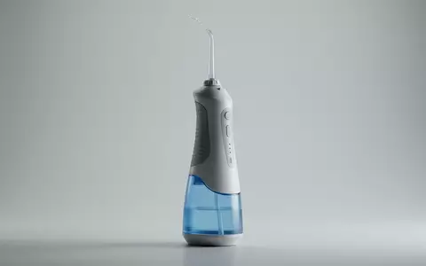 Fotorealistische Studioaufnahme von Munddusche zum Thema Waterpik WF-02 Munddusche Cordless, klare Lichtfuehrung - Foto: THN