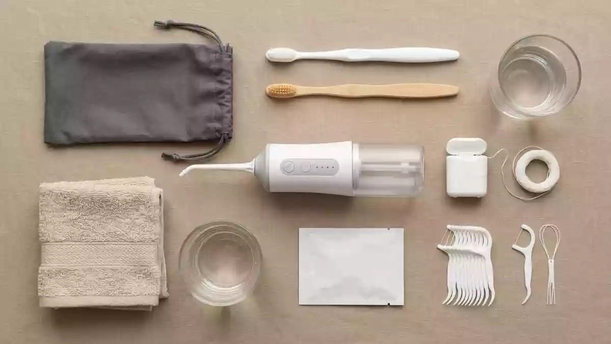Flatlay-Arrangement rund um Munddusche mit passenden Requisiten von oben, neutral