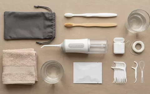 Flatlay-Arrangement rund um Munddusche zum Thema Waterpik WF-02 Munddusche Cordless, weiches Oberlicht - Foto: THN