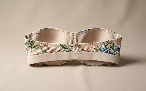 Fotorealistische Studioaufnahme von Bikinioberteil zum Thema Watercult Damen Bikini-Top Bandeau, klare Lichtfuehrung - Foto: THN