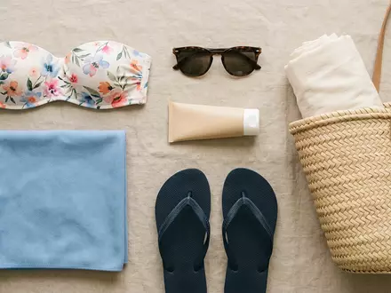 Flatlay-Arrangement rund um Bikinioberteil zum Thema Watercult Damen Bikini-Top Bandeau, weiches Oberlicht - Foto: THN