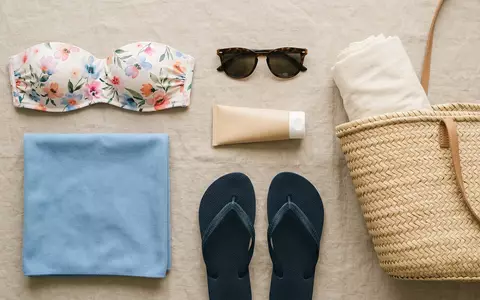 Flatlay-Arrangement rund um Bikinioberteil zum Thema Watercult Damen Bikini-Top Bandeau, weiches Oberlicht - Foto: THN