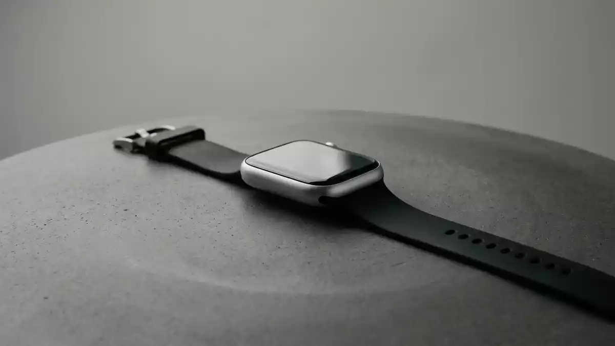 Fotorealistische Studioansicht von Smartwatch in neutraler Produktdarstellung, neutral