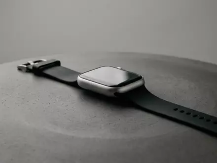 Fotorealistische Studioaufnahme von Smartwatch zum Thema Apple Watch SE 3, klare Lichtfuehrung - Foto: THN