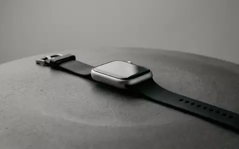 Fotorealistische Studioaufnahme von Smartwatch zum Thema Apple Watch SE 3, klare Lichtfuehrung - Foto: THN