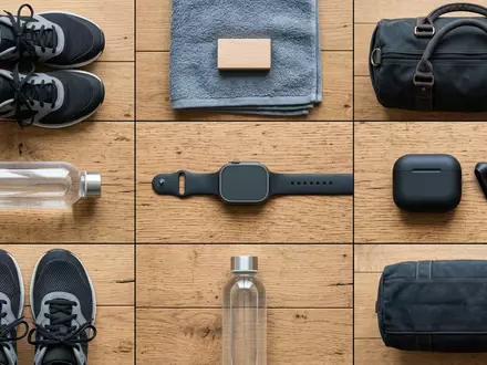 Flatlay-Arrangement rund um Smartwatch zum Thema Apple Watch Series 10, weiches Oberlicht - Foto: THN