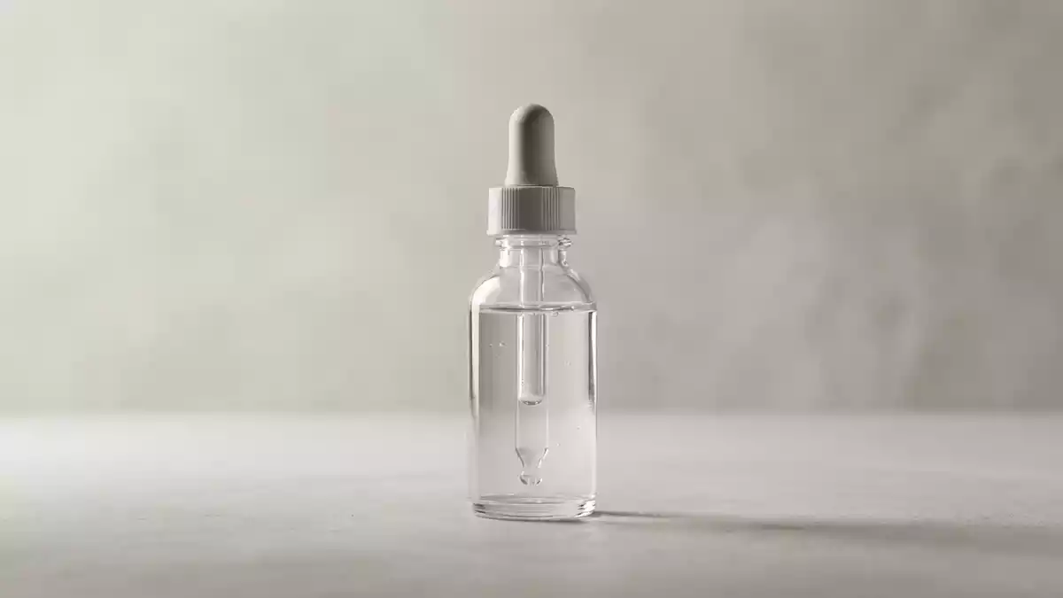 Fotorealistische Studioansicht von Gesichtsserum in neutraler Produktdarstellung