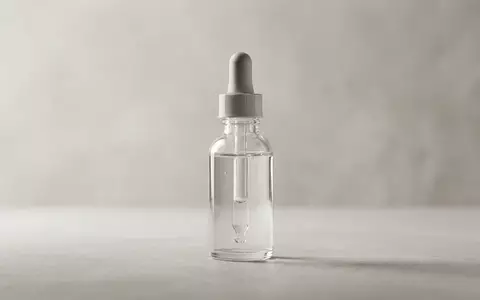 Fotorealistische Studioaufnahme von Gesichtsserum zum Thema Chanel Hydra Beauty Sérum, klare Lichtfuehrung - Foto: THN