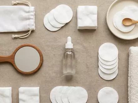 Flatlay-Arrangement rund um Gesichtsserum zum Thema Chanel Hydra Beauty Sérum, weiches Oberlicht - Foto: THN