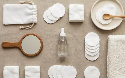 Flatlay-Arrangement rund um Gesichtsserum zum Thema Chanel Hydra Beauty Sérum, weiches Oberlicht - Foto: THN
