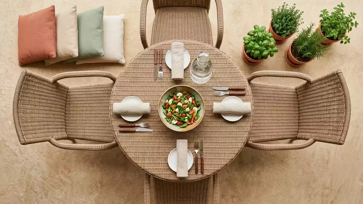 Flatlay-Arrangement rund um Gartenmoebelset mit passenden Requisiten von oben, neutral