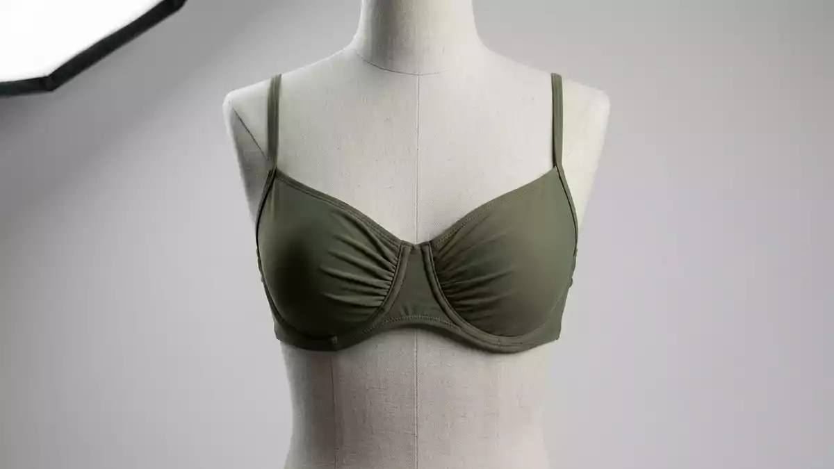 Fotorealistische Studioansicht von Bikinioberteil in neutraler Produktdarstellung