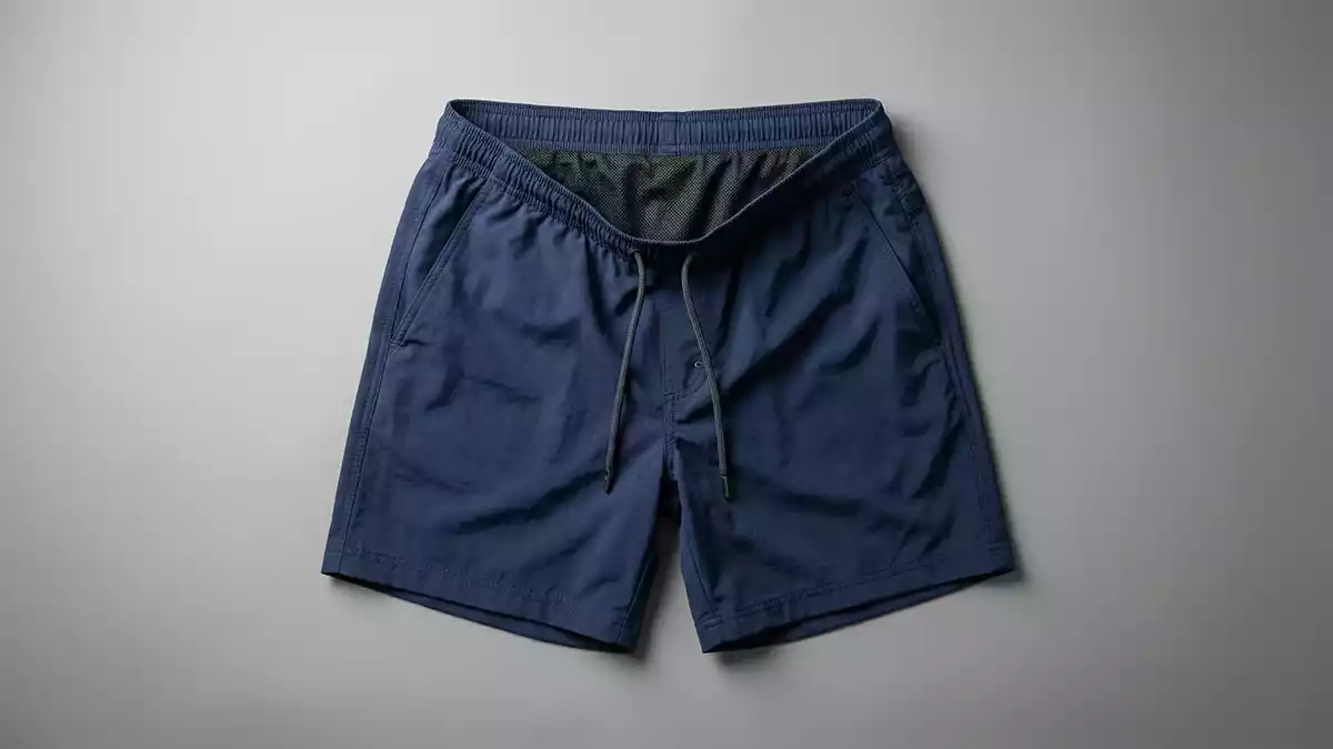 Fotorealistische Studioansicht von Badeshorts in neutraler Produktdarstellung, neutral