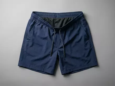 Fotorealistische Studioaufnahme von Badeshorts zum Thema Fashy Herren Badeshorts mit, klare Lichtfuehrung - Foto: THN