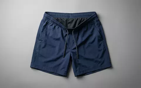 Fotorealistische Studioaufnahme von Badeshorts zum Thema Fashy Herren Badeshorts mit, klare Lichtfuehrung - Foto: THN