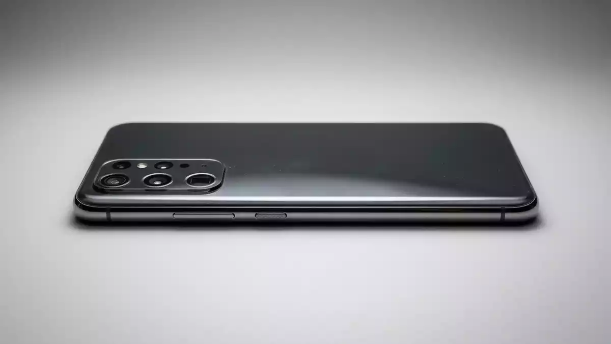 Fotorealistische Studioansicht von Smartphone in neutraler Produktdarstellung, neutral