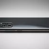 Fotorealistische Studioaufnahme von Smartphone zum Thema OPPO Reno 13 Pro, klare Lichtfuehrung - Foto: THN