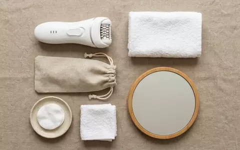 Flatlay-Arrangement rund um Epilierer zum Thema Panasonic ES-EL5A Epilierer, weiches Oberlicht, sachlich dargestellt - Foto: THN