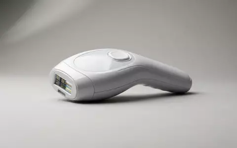 Fotorealistische Studioaufnahme von Haarentferner zum Thema Panasonic ES-WH75 IPL Haarentferner, klare Lichtfuehrung - Foto: THN