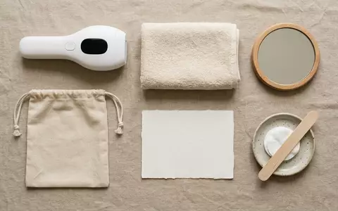 Flatlay-Arrangement rund um Haarentferner zum Thema Panasonic ES-WH75 IPL Haarentferner, weiches Oberlicht - Foto: THN