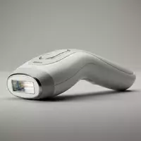 Fotorealistische Studioaufnahme von Haarentferner zum Thema Panasonic ES-WH90 Laser+IPL Haarentferner, klare Lichtfuehrung - Foto: THN